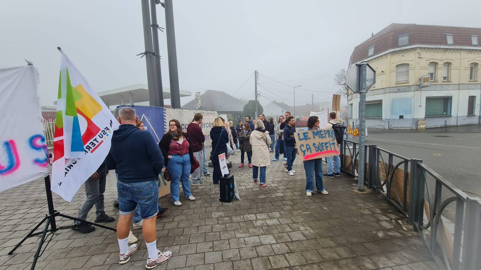Drapeau de la FSU Territoriale et pancarte « Le mépris ça suffit » au rassemblement du collège Albert-Camus