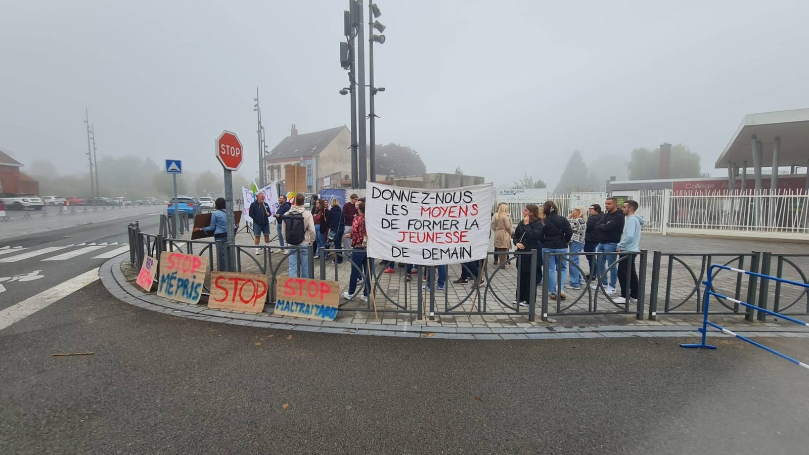 Banderole « Donnez-nous les moyens de former la jeunesse de demain » et pancartes « Stop mépris » devant le collège Albert-Camus