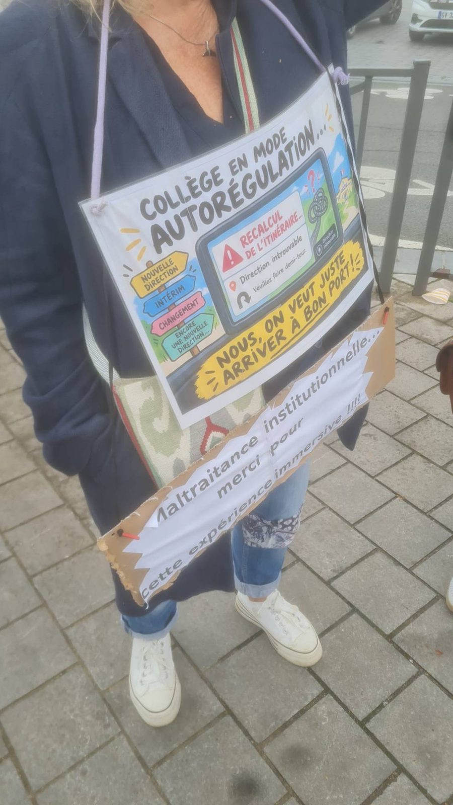 Pancarte « Collège en mode autorégulation… Nous, on veut juste arriver à bon port ! » portée par une manifestante