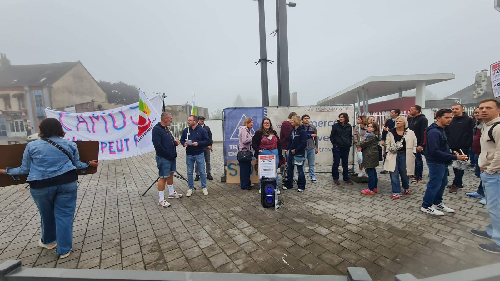 Rassemblement des personnels du collège Albert-Camus de Bruay-La-Buissière le 29 septembre 2026, banderole « Camus n'en peut plus »